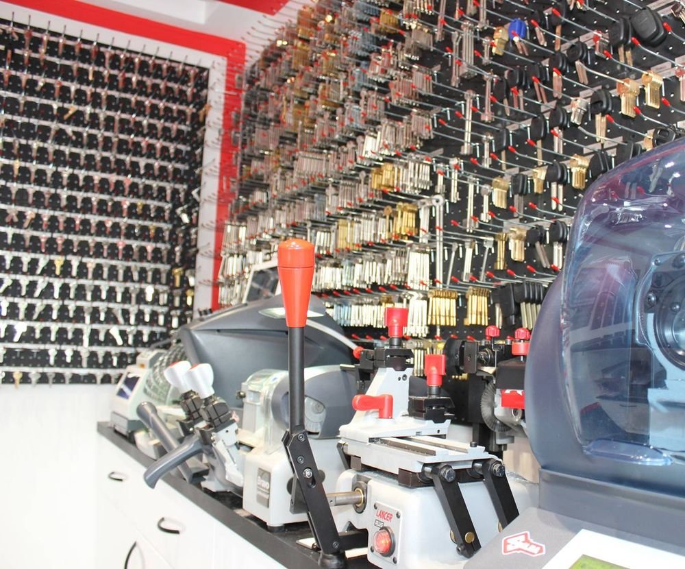 محل مفاتيح سيارات قريب مني